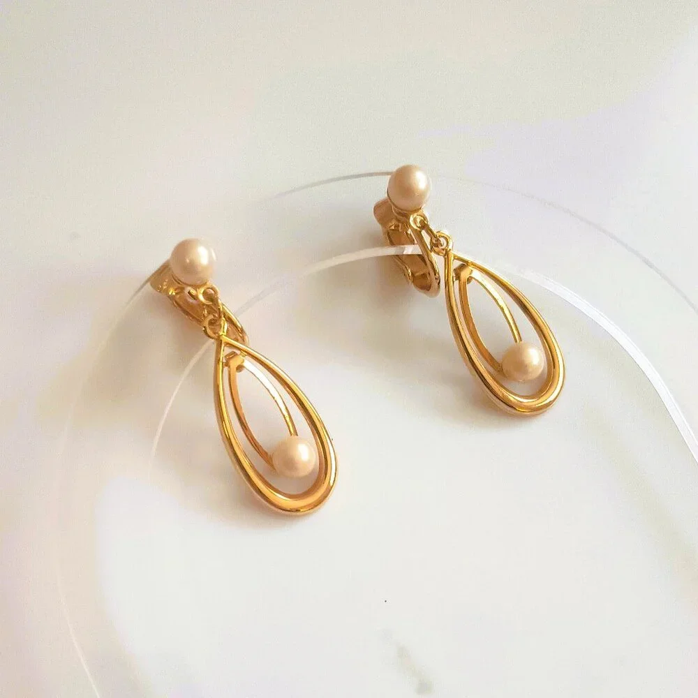 Teardrop Pearl Dangle Earrings Vintage Clip-On Gold Tone Retro Open Work Drop